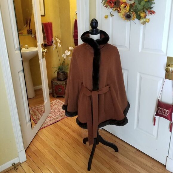JUST LISTED! ❤ BEAUTIFUL WOOL COAT W/ FUR TRIM - Picture 1 of 8